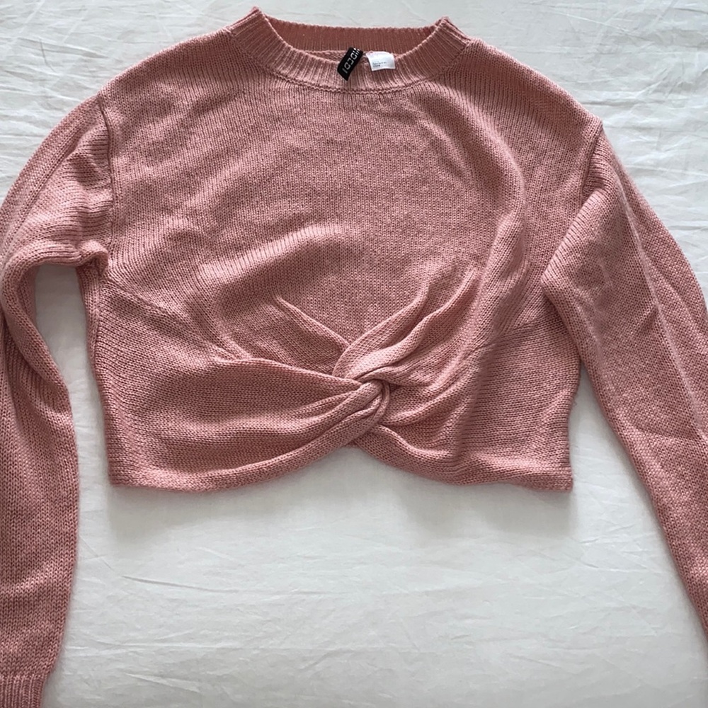 Cute pink cropped sweater from H&M featuring knot detail